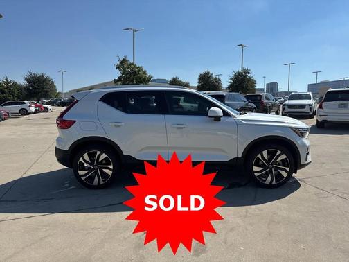 2023 Volvo XC40 B5 Plus Bright Theme