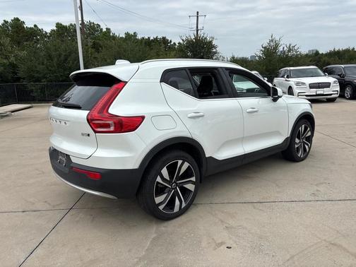 2025 Volvo XC40 B5 Plus Bright Theme