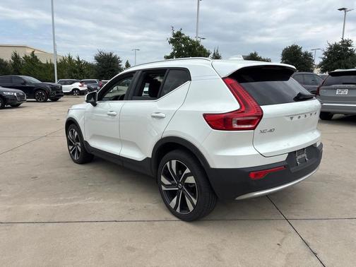 2025 Volvo XC40 B5 Plus Bright Theme