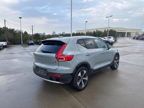 2025 Volvo XC40 B5 Plus Bright Theme