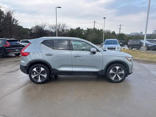 2025 Volvo XC40 B5 Plus Bright Theme