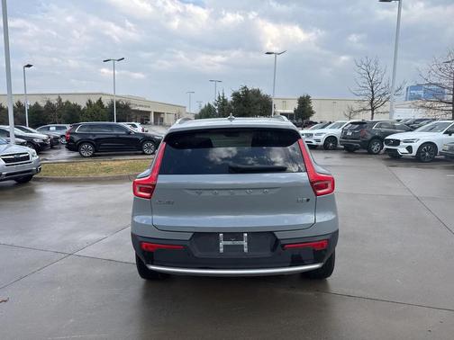 2025 Volvo XC40 B5 Plus Bright Theme