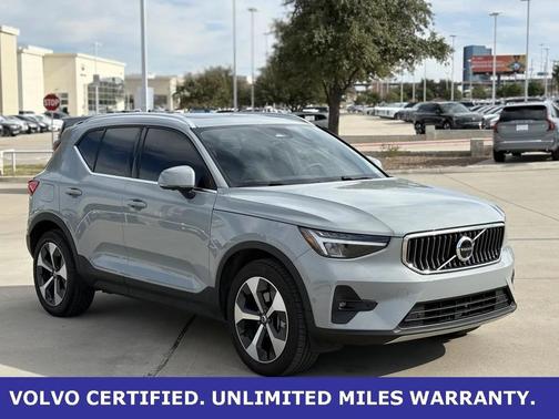 2025 Volvo XC40 B5 Plus Bright Theme