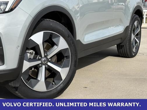 2025 Volvo XC40 B5 Plus Bright Theme