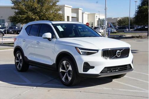 2025 Volvo XC40 B5 Core Bright Theme