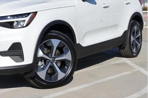 2025 Volvo XC40 B5 Core Bright Theme