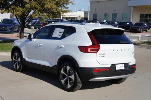 2025 Volvo XC40 B5 Core Bright Theme