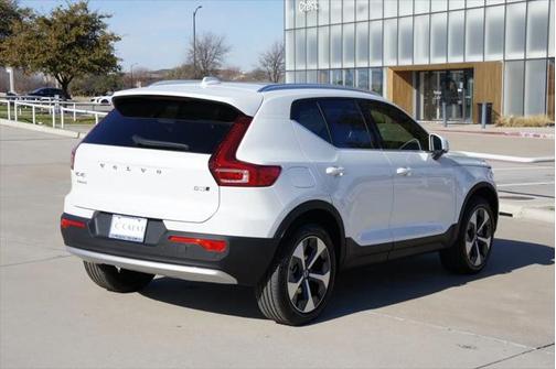 2025 Volvo XC40 B5 Core Bright Theme