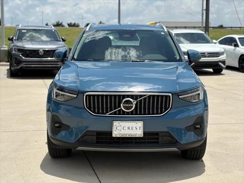 2023 Volvo XC40 B5 Plus Bright Theme