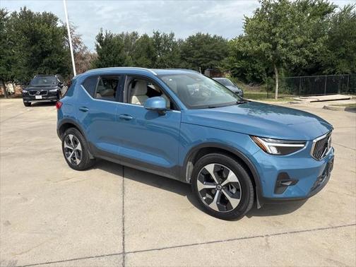 2023 Volvo XC40 B5 Plus Bright Theme