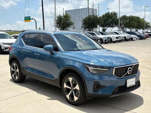 2023 Volvo XC40 B5 Plus Bright Theme