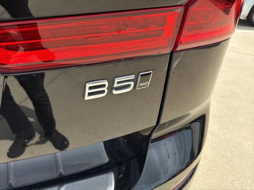 2023 Volvo XC60 B5 Ultimate Dark Theme