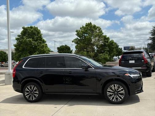 2022 Volvo XC90 T6 Momentum