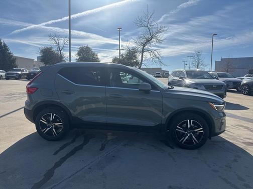 2025 Volvo XC40 B5 AWD