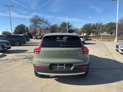 2025 Volvo XC40 B5 AWD