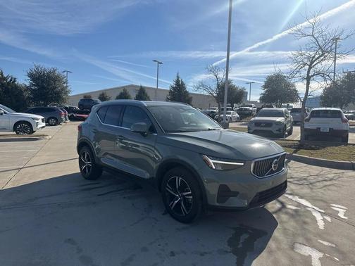 2025 Volvo XC40 B5 AWD