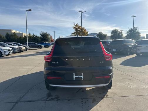 2025 Volvo XC40 B5 Plus Bright Theme