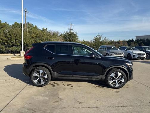 2025 Volvo XC40 B5 Plus Bright Theme