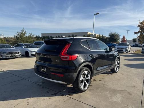 2025 Volvo XC40 B5 Plus Bright Theme