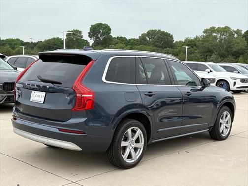 2022 Volvo XC90 T6 Momentum
