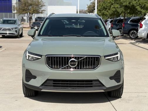 2025 Volvo XC40 B5 AWD