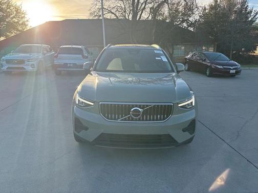 2025 Volvo XC40 B5 AWD