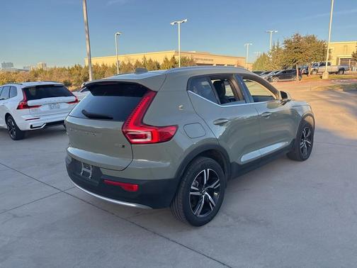2025 Volvo XC40 B5 AWD