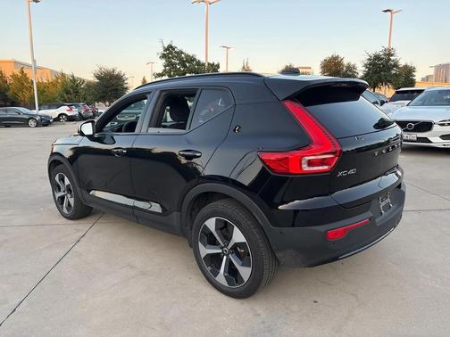 2025 Volvo XC40 B5 Plus Dark Theme