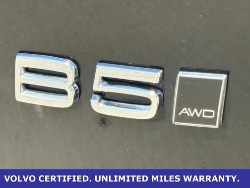 2025 Volvo XC40 B5 Plus Dark Theme