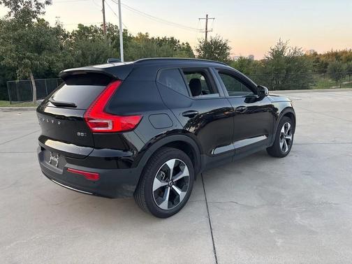 2025 Volvo XC40 B5 Plus Dark Theme