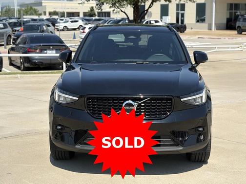 2025 Volvo XC40 B5 Plus Dark Theme