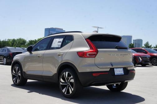 2025 Volvo XC40 B5 Plus Dark Theme