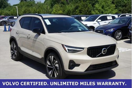 2025 Volvo XC40 B5 Plus Dark Theme