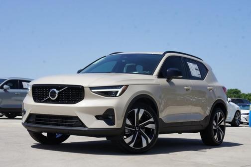 2025 Volvo XC40 B5 Plus Dark Theme