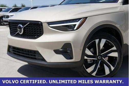2025 Volvo XC40 B5 Plus Dark Theme