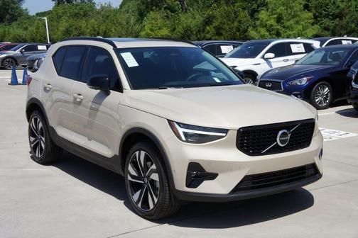 2025 Volvo XC40 B5 Plus Dark Theme