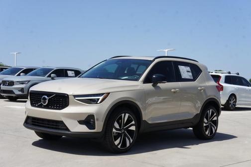 2025 Volvo XC40 B5 Plus Dark Theme