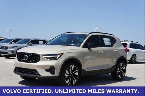 2025 Volvo XC40 B5 Plus Dark Theme