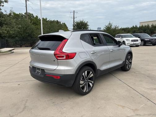 2025 Volvo XC40 B5 Plus Dark Theme