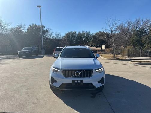 2025 Volvo XC40 B5 AWD