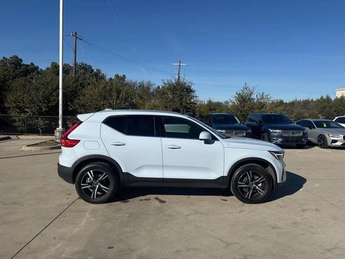 2025 Volvo XC40 B5 AWD