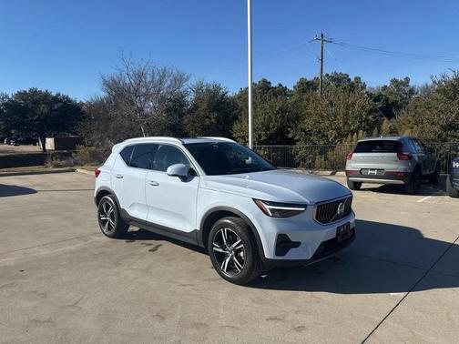 2025 Volvo XC40 B5 AWD