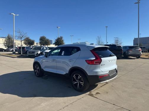 2025 Volvo XC40 B5 AWD