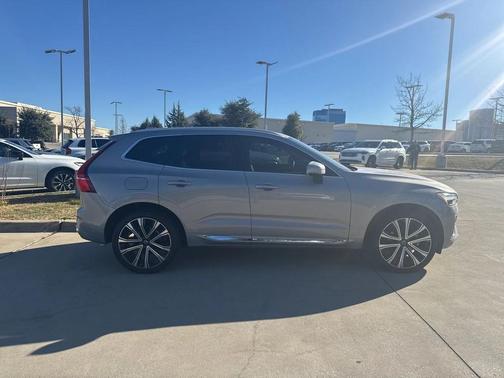 2023 Volvo XC60 B5 Ultimate Bright Theme