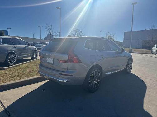 2023 Volvo XC60 B5 Ultimate Bright Theme