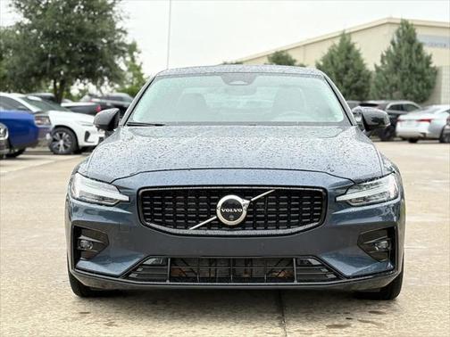 2024 Volvo S60 B5 Plus Dark Theme