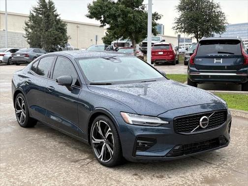2024 Volvo S60 B5 Plus Dark Theme