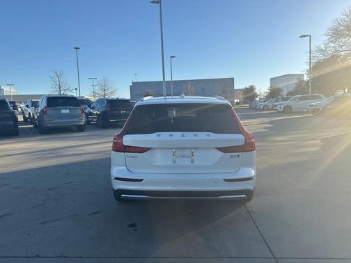 2025 Volvo V60 Cross Country B5 Plus