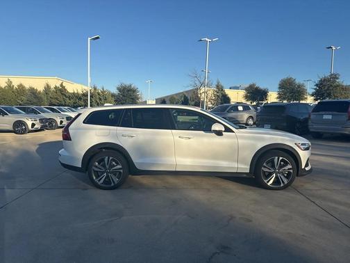 2025 Volvo V60 Cross Country B5 Plus