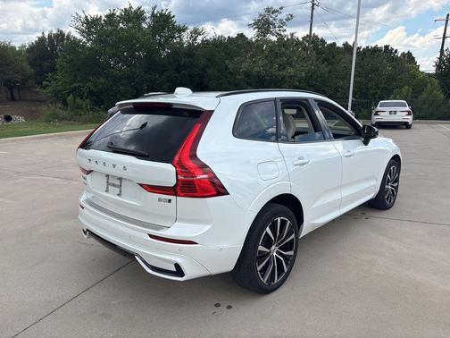 Crystal White 2024 Volvo XC60 B5 Plus Dark Theme